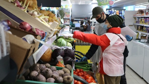 Актер, служитель церкви и студент: кто идет в волонтеры и кому они помогают в Омске 