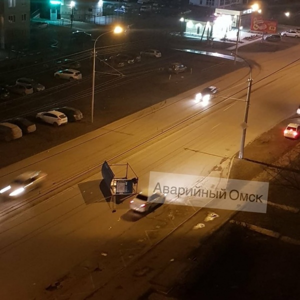 Разбитые окна, здания без крыш, поврежденные машины: первые итоги урагана в Омске 