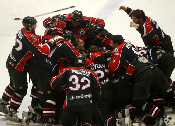 
        Выбери лучший матч «Авангарда» в истории клуба!
      