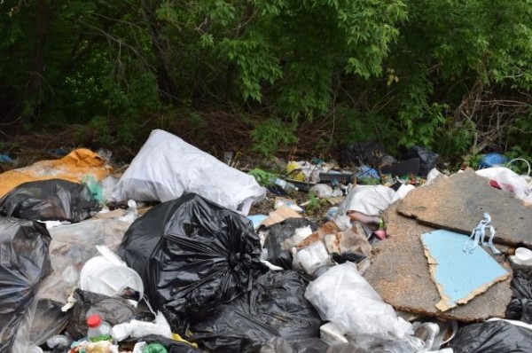 Омичи массово несут на площадки небытовой мусор