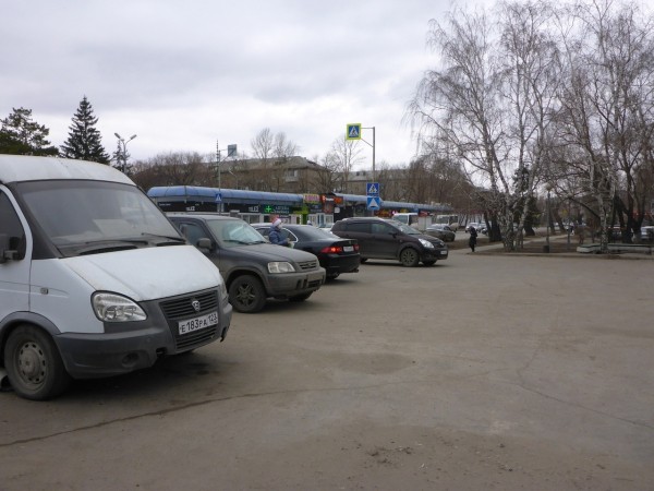 В Омске спекулянты торгуют масками по 80 рублей под окнами Кировской администрации 