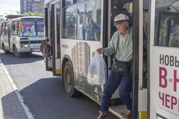Водитель омского троллейбуса пожаловалась Путину на работу в маске