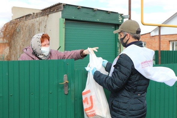 Актер, служитель церкви и студент: кто идет в волонтеры и кому они помогают в Омске 