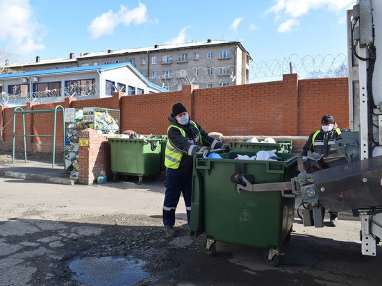 Из-за урагана и самоизоляции омские мусорщики работают дотемна