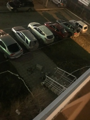 Разбитые окна, здания без крыш, поврежденные машины: первые итоги урагана в Омске 