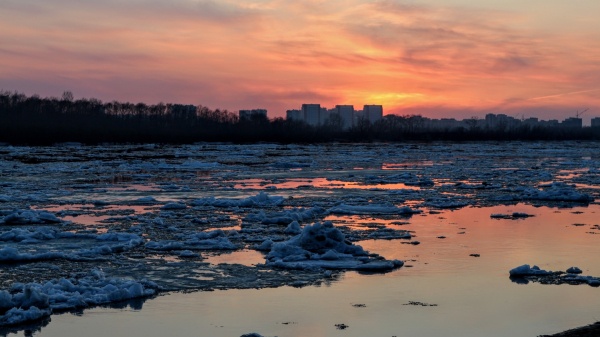 Самоизоляция под ударом: омичи снова толпами вышли на улицу, несмотря на запрет 