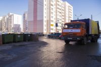 Омичи массово несут на площадки небытовой мусор