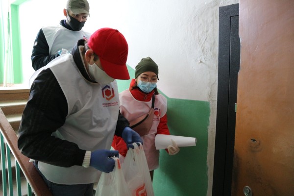 Актер, служитель церкви и студент: кто идет в волонтеры и кому они помогают в Омске 