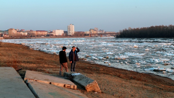 Самоизоляция под ударом: омичи снова толпами вышли на улицу, несмотря на запрет 