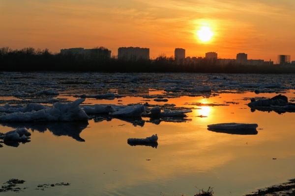 Самоизоляция под ударом: омичи снова толпами вышли на улицу, несмотря на запрет 