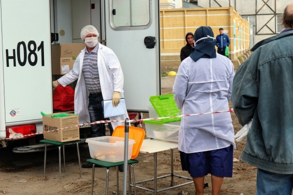 Самоизоляция на трубе. Как живут во время эпидемии омские бездомные 