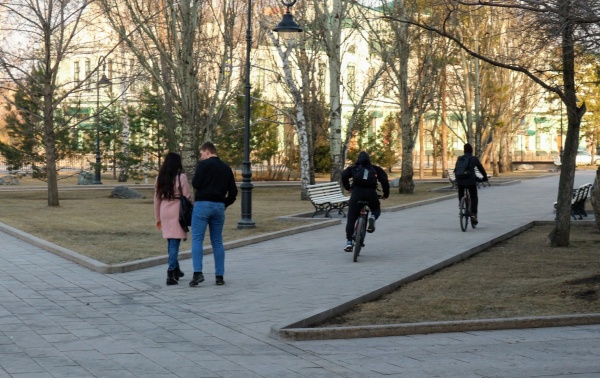 Самоизоляция под ударом: омичи снова толпами вышли на улицу, несмотря на запрет 
