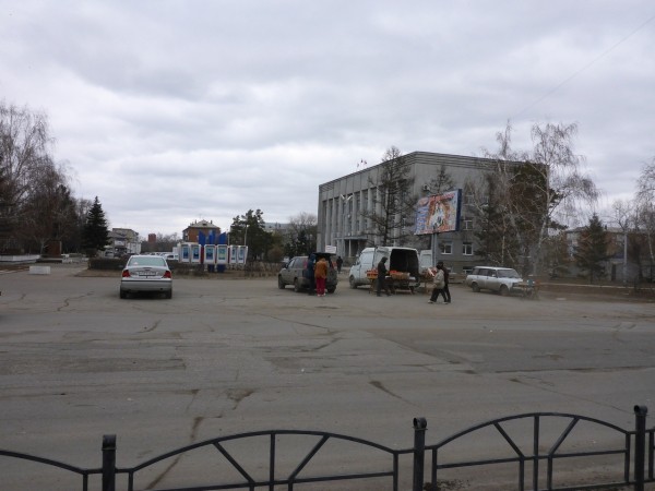 В Омске спекулянты торгуют масками по 80 рублей под окнами Кировской администрации 