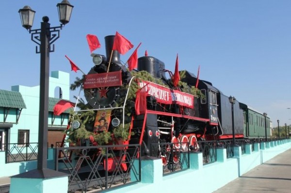 Железнодорожники Омска приступили к ремонту пассажирского вагона-памятника