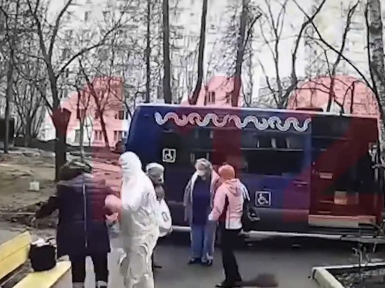 В мэрии Москвы прокомментировали смерть женщины, которую оставили у подъезда