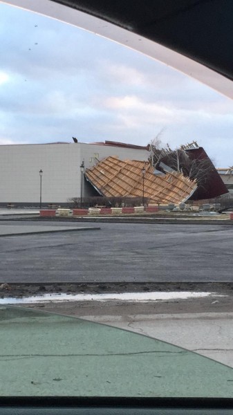 "Деревом чуть женщину не прибило". Последствия урагана в Омске