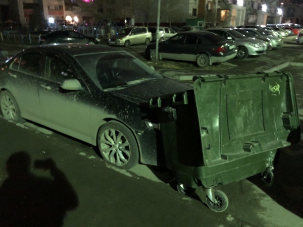 Разбитые окна, здания без крыш, поврежденные машины: первые итоги урагана в Омске 