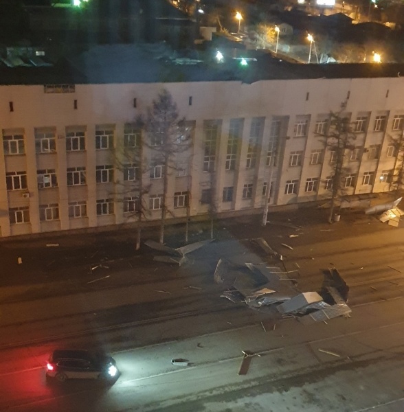 Разбитые окна, здания без крыш, поврежденные машины: первые итоги урагана в Омске 