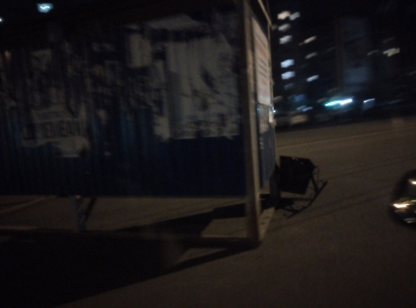 Разбитые окна, здания без крыш, поврежденные машины: первые итоги урагана в Омске 