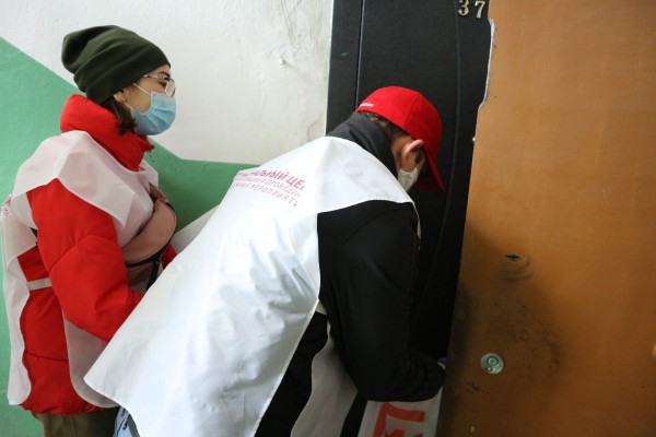 Актер, служитель церкви и студент: кто идет в волонтеры и кому они помогают в Омске 