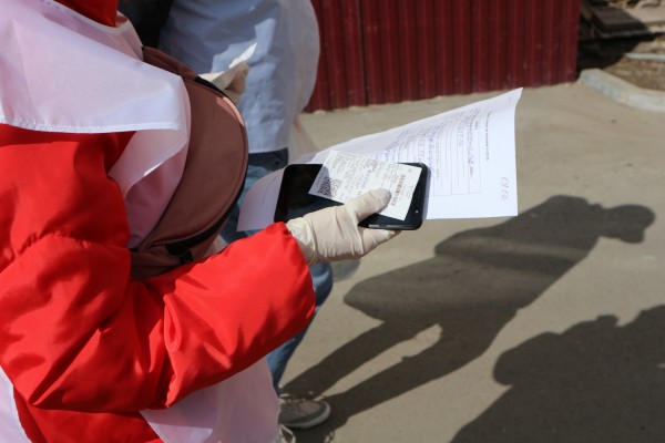 Актер, служитель церкви и студент: кто идет в волонтеры и кому они помогают в Омске 