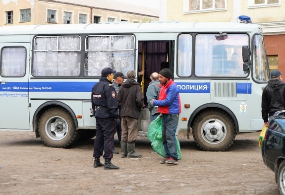 Самоизоляция на трубе. Как живут во время эпидемии омские бездомные 