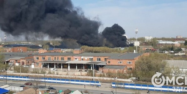 В Омске район 3-го Разъезда заволокло чёрным дымом