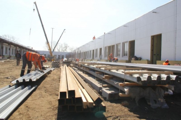 Госпиталь за 41 день. Смотрим, как строится медицинский центр в Омске