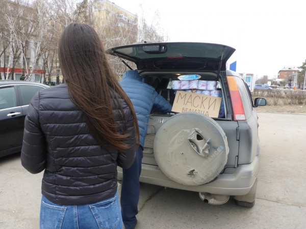 В Омске спекулянты торгуют масками по 80 рублей под окнами Кировской администрации 