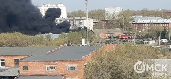 В Омске район 3-го Разъезда заволокло чёрным дымом