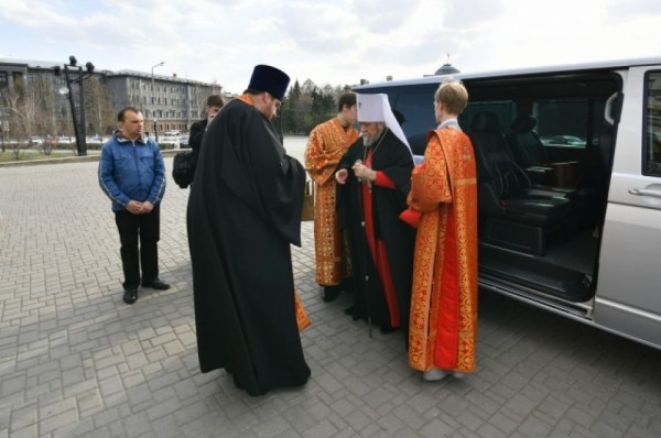 Пасха-2020 в Омске. Благодатный огонь, служба, куличи и яйца