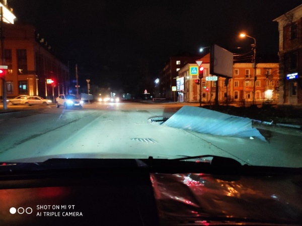 Разбитые окна, здания без крыш, поврежденные машины: первые итоги урагана в Омске 