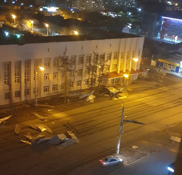 Разбитые окна, здания без крыш, поврежденные машины: первые итоги урагана в Омске 