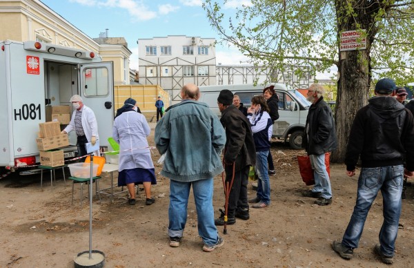 Самоизоляция на трубе. Как живут во время эпидемии омские бездомные 