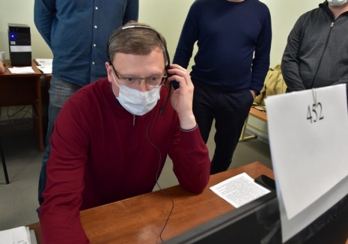 Бурков в&nbsp;маске поработал оператором консультационного центра по&nbsp;коронавирусу
