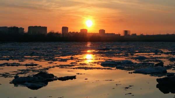 Самоизоляция под ударом: омичи снова толпами вышли на улицу, несмотря на запрет 