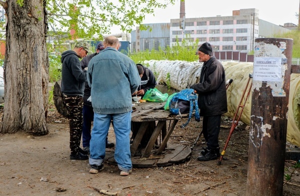 Самоизоляция на трубе. Как живут во время эпидемии омские бездомные 