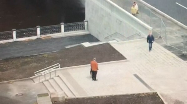 Омичи уже гуляют по Юбилейному мосту и мусорят