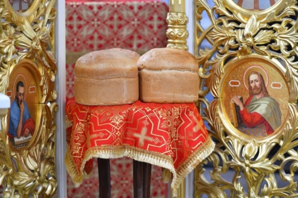 Пасха-2020 в Омске. Благодатный огонь, служба, куличи и яйца