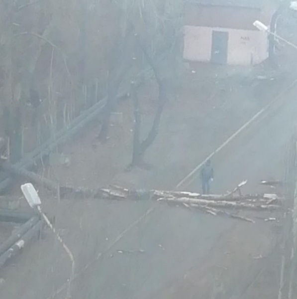 Разбитые окна, здания без крыш, поврежденные машины: первые итоги урагана в Омске 