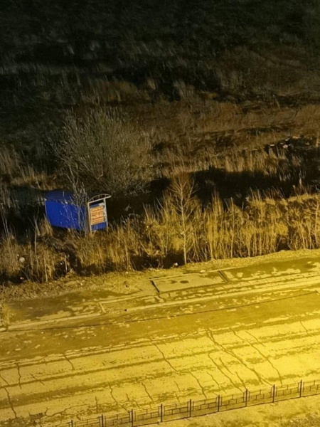 Разбитые окна, здания без крыш, поврежденные машины: первые итоги урагана в Омске 