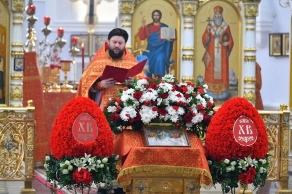 Пасха-2020 в Омске. Благодатный огонь, служба, куличи и яйца