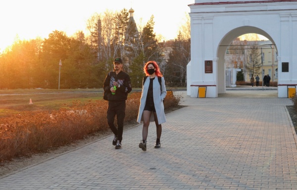 Самоизоляция под ударом: омичи снова толпами вышли на улицу, несмотря на запрет 