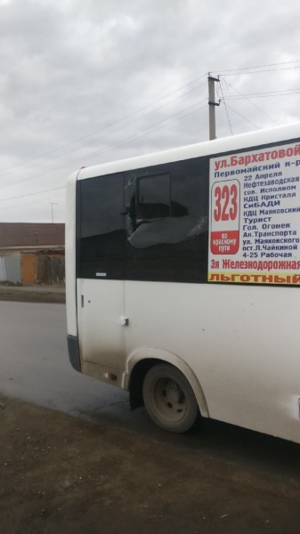 Разбитые окна, здания без крыш, поврежденные машины: первые итоги урагана в Омске 