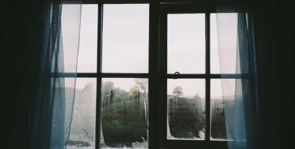 В Омске из окна выпал ребёнок