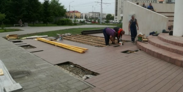 На бульваре Мартынова меняют разбитое покрытие