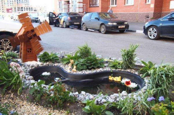 На улице Валиханова в Омске заработали два фонтана На улице Валиханова в Омске заработали два фонтана