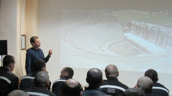 Актер Александр Ревва рассказал заключенным об омских театрах