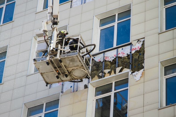 В недостроенном корпусе ОмГУ загорелась крыша