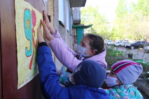 «Окна Победы» распахнулись. Смотрим, как омичи украсили дома к 9 мая